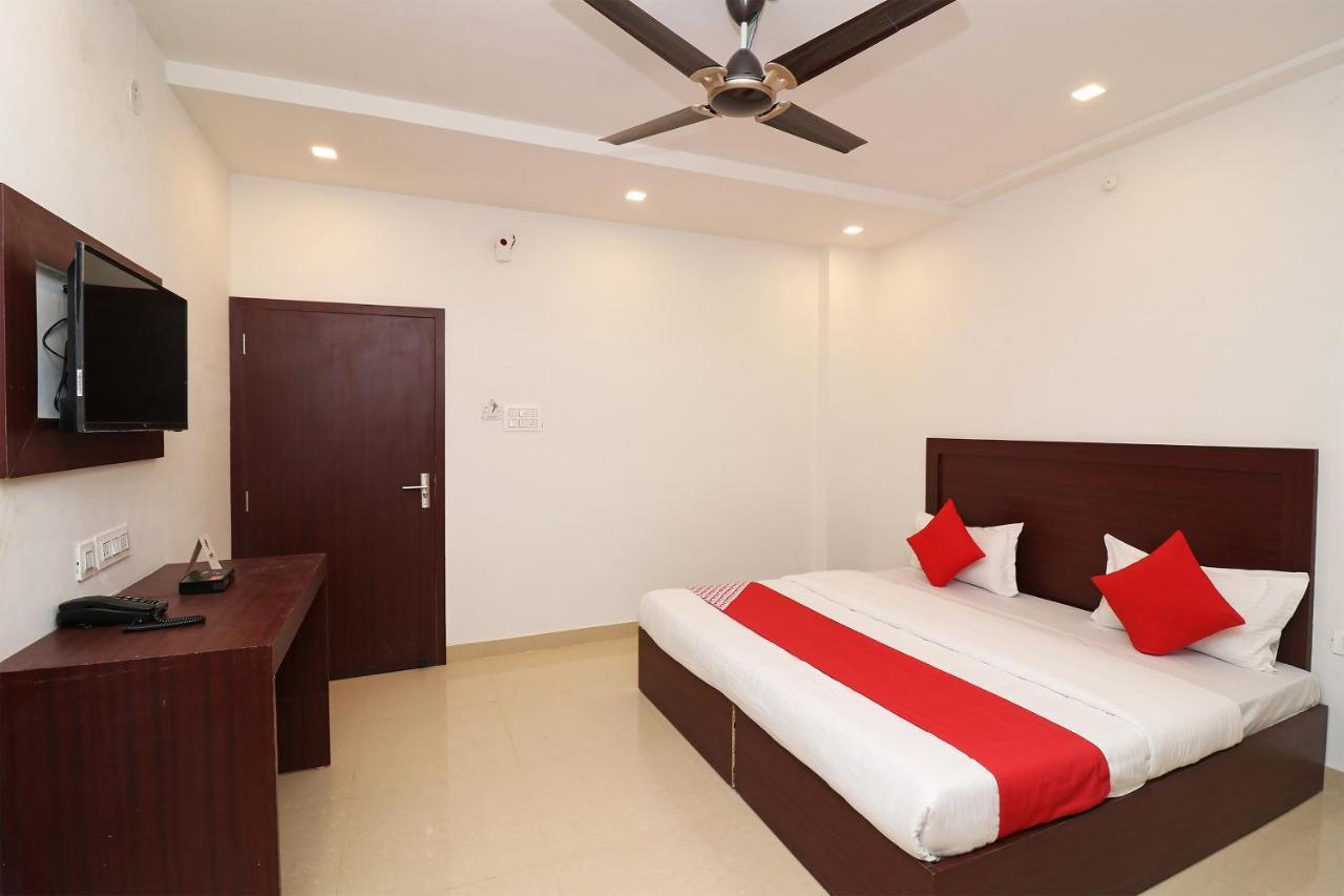 Oyo 1021 Hotel Gayatri Residency Tirath Bagian luar foto